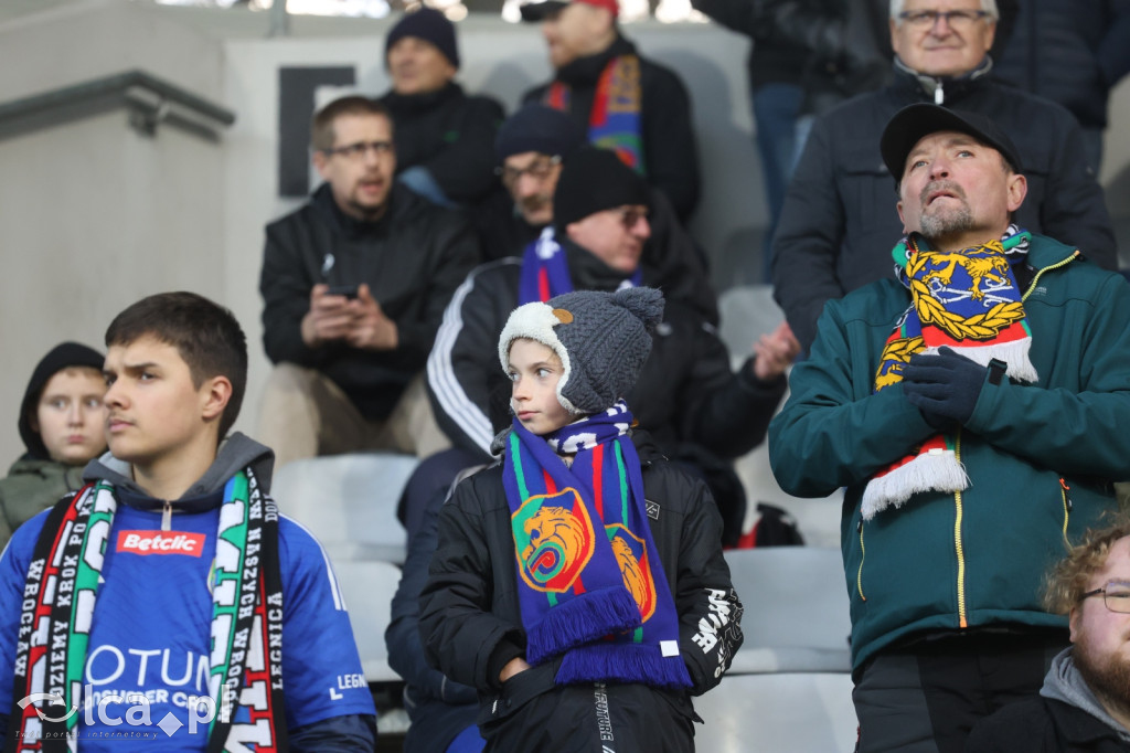 Na trybunach 2812 widzów