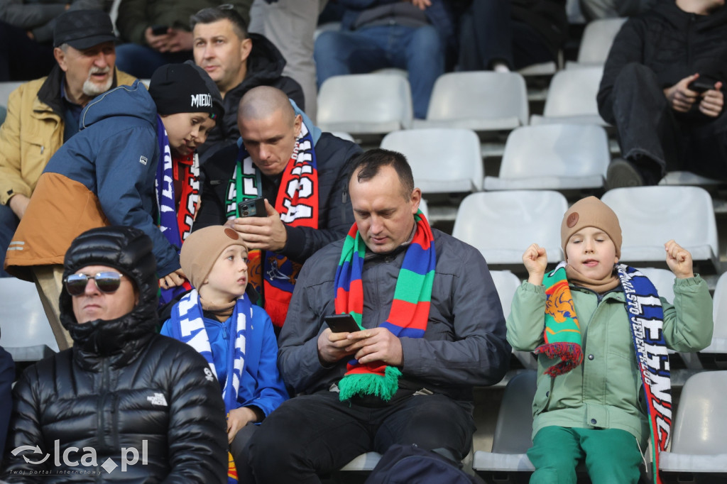 Na trybunach 2812 widzów