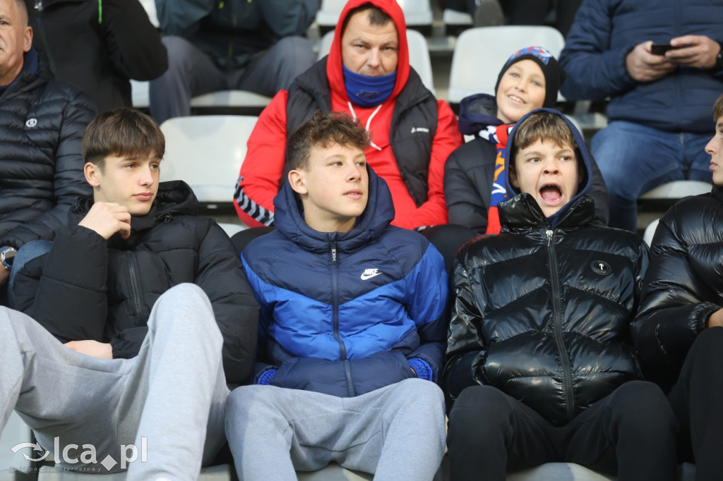 Na trybunach 2812 widzów