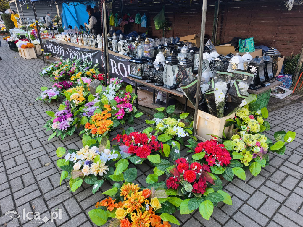 Przed legnickim cmentarzem komunalnym