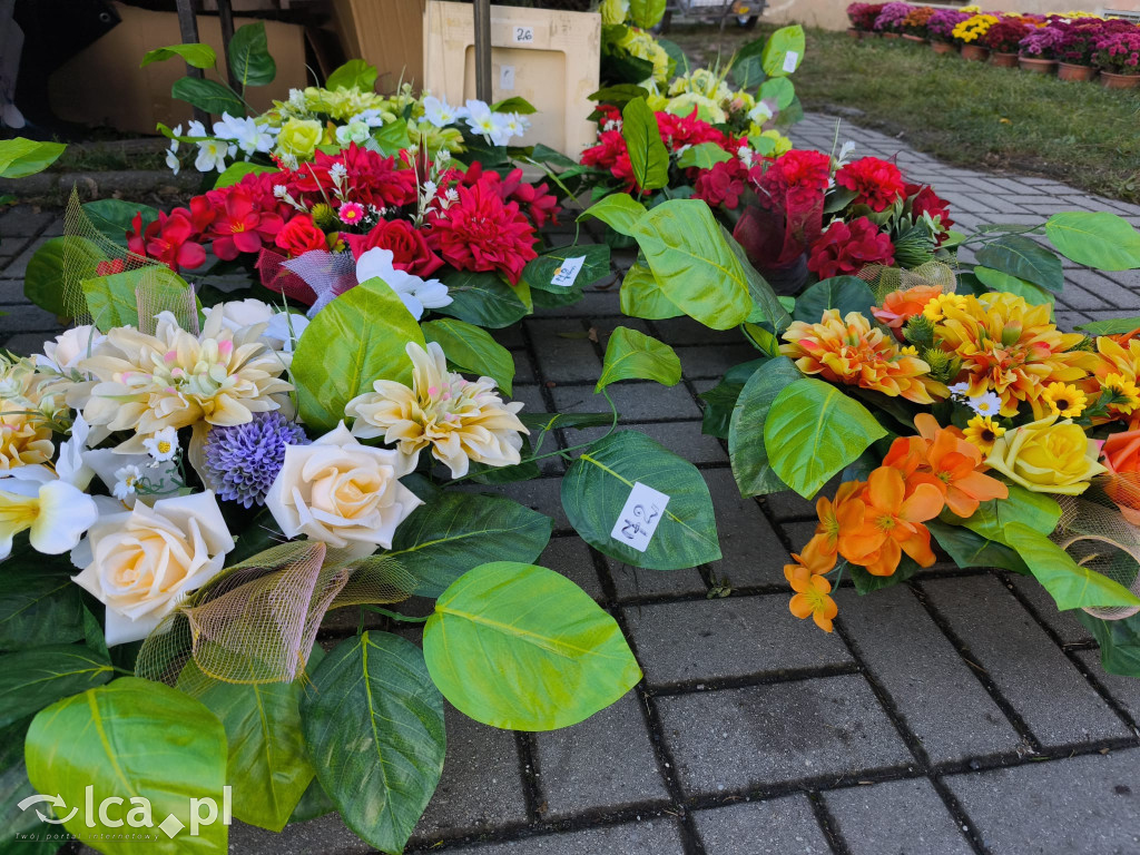 Przed legnickim cmentarzem komunalnym