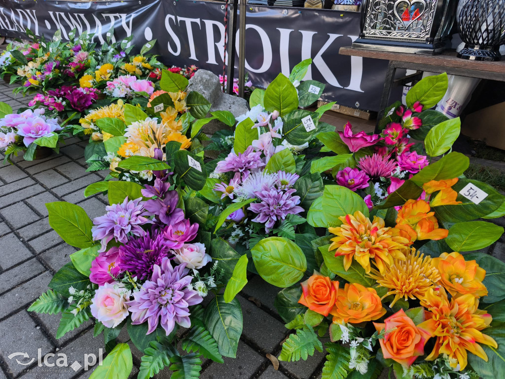 Przed legnickim cmentarzem komunalnym