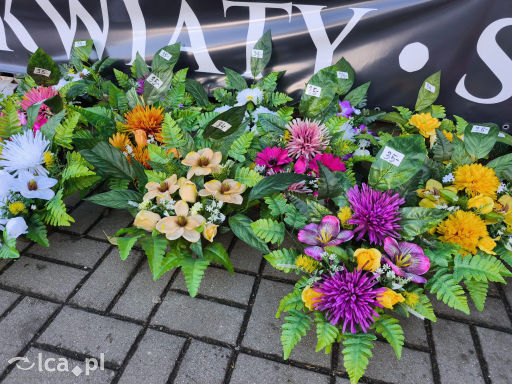 Przed legnickim cmentarzem komunalnym