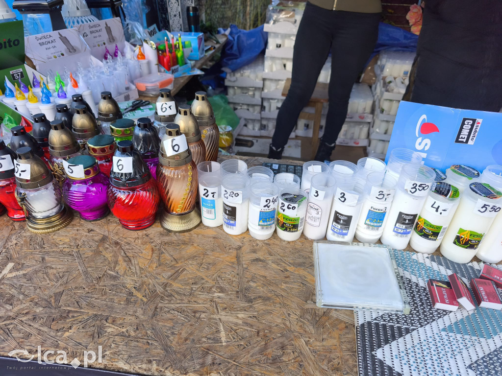 Przed legnickim cmentarzem komunalnym