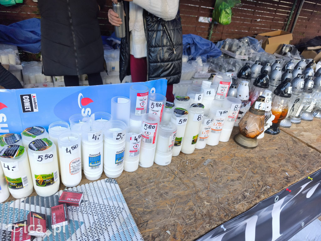 Przed legnickim cmentarzem komunalnym