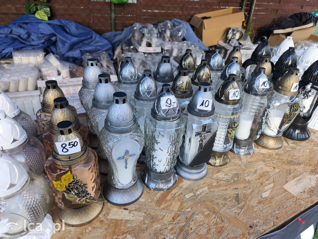 Przed legnickim cmentarzem komunalnym