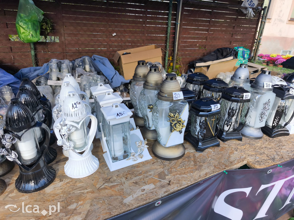 Przed legnickim cmentarzem komunalnym