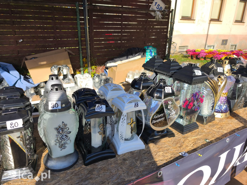 Przed legnickim cmentarzem komunalnym