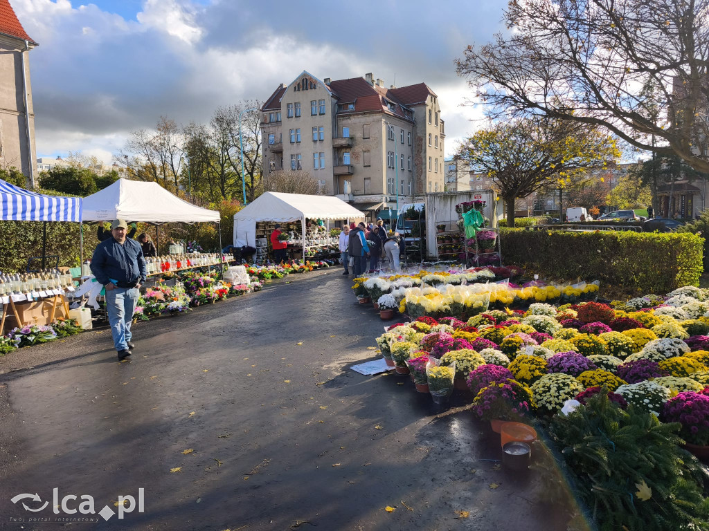 Przed legnickim cmentarzem komunalnym