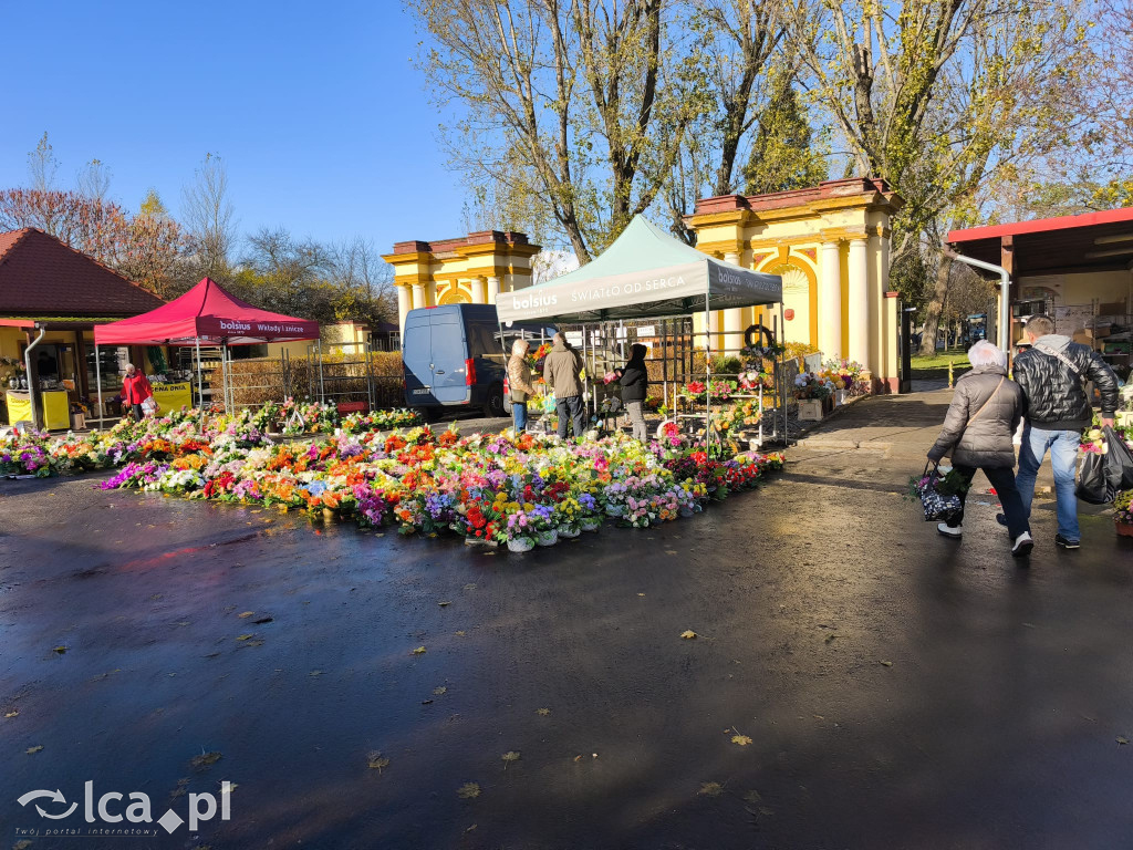 Przed legnickim cmentarzem komunalnym