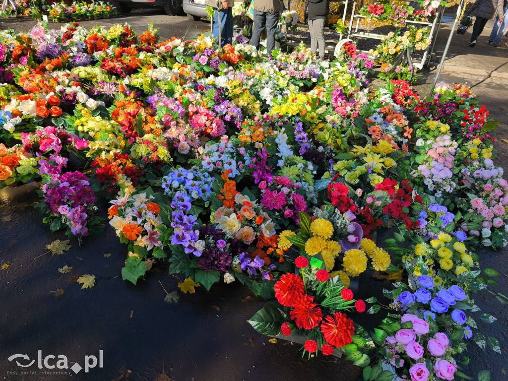 Przed legnickim cmentarzem komunalnym