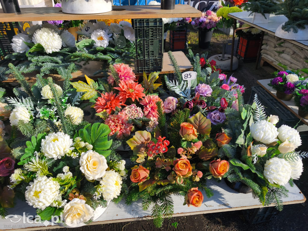 Przed legnickim cmentarzem komunalnym