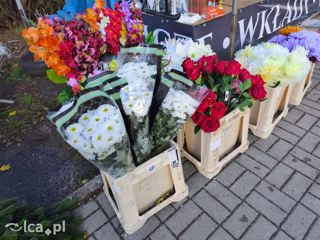 Przed legnickim cmentarzem komunalnym