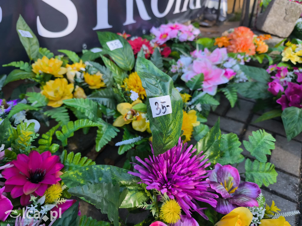 Przed legnickim cmentarzem komunalnym