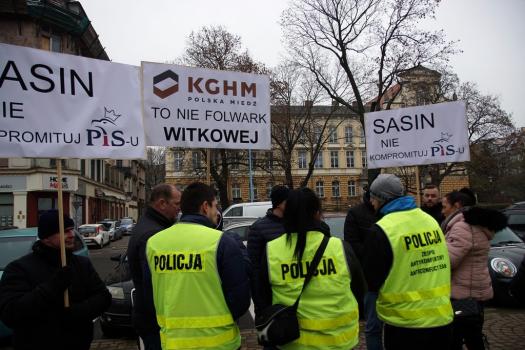 Legnica - Przeciwnicy zgotowali prezesowi Kaczyńskiemu „gorące powitanie”