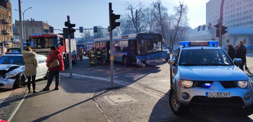 Legnica - 
Zderzenie osobówki z autobusem 