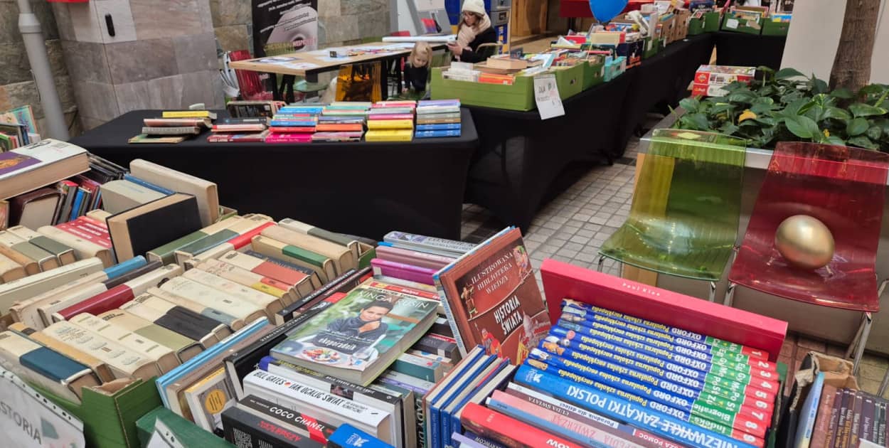  akcja charytatywna „Kup książkę z drugiej ręki – wesprzyj hospicjum” (Wojciech Obremski lca.pl)