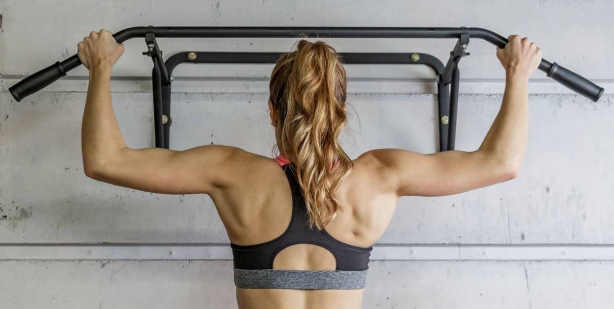Domowa siłownia – drążek do podciągania jako podstawowy sprzęt