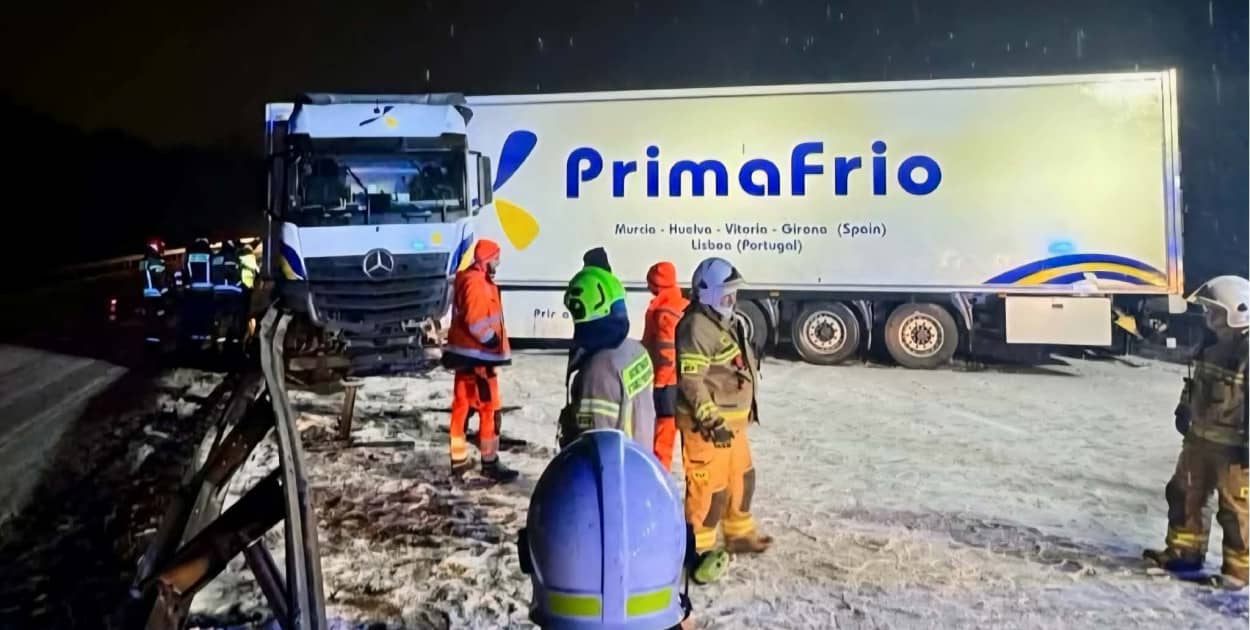 Nocny paraliż na A4. Ciężarówka w poprzek drogi (źródło: Fb. Dolnośląskie Alarmowo)