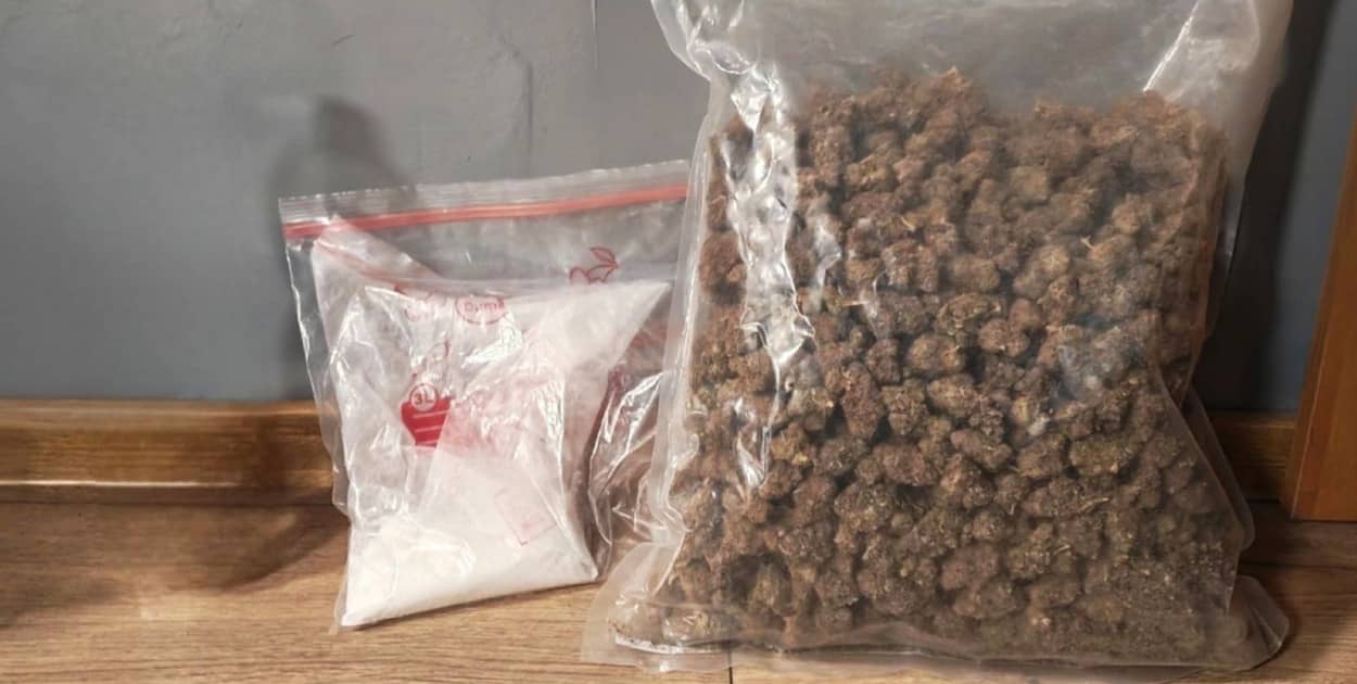Nastolatek wpadł z kilogramem marihuany i kokainą (źródło: KMP Legnica)