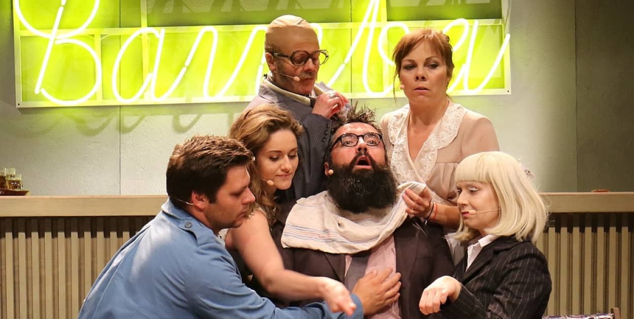 Lekcja tańca w Zakładzie Weselno-Pogrzebowym Pana Bamby (arch. lca.pl)