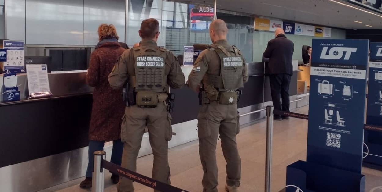 Głupie żarty o bombie na lotnisku (mat. prasowe)