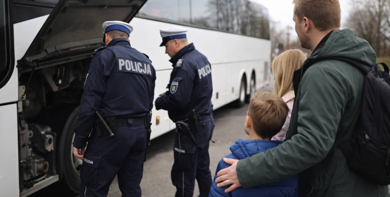 Autobusy na ferie pod kontrolą policji (obraz wygenerowany przez AI)