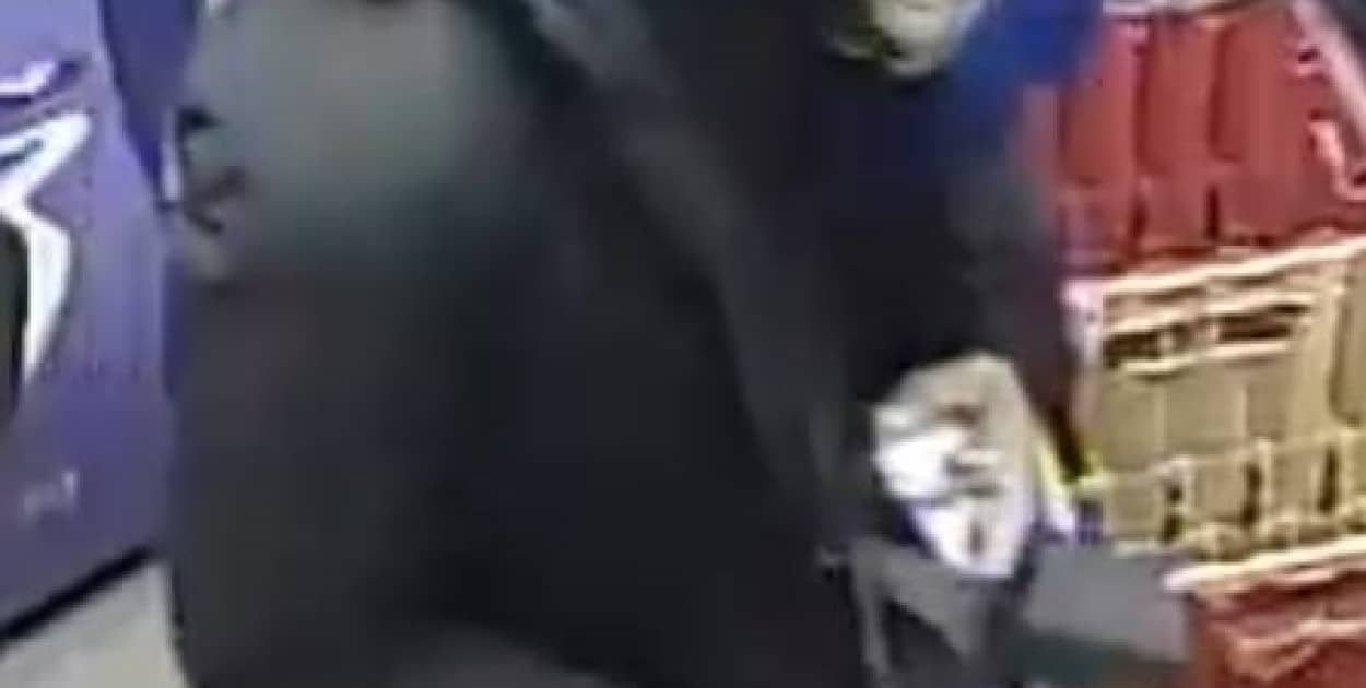 Siedem razy zapłacił za zakupy (źródło: KMP Legnica)