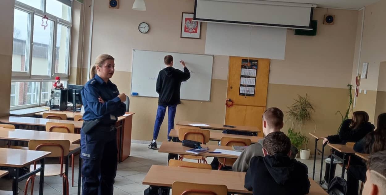 Rozmawiali o hejcie w legnickiej „Henrykówce” (źródło: KMP Legnica)