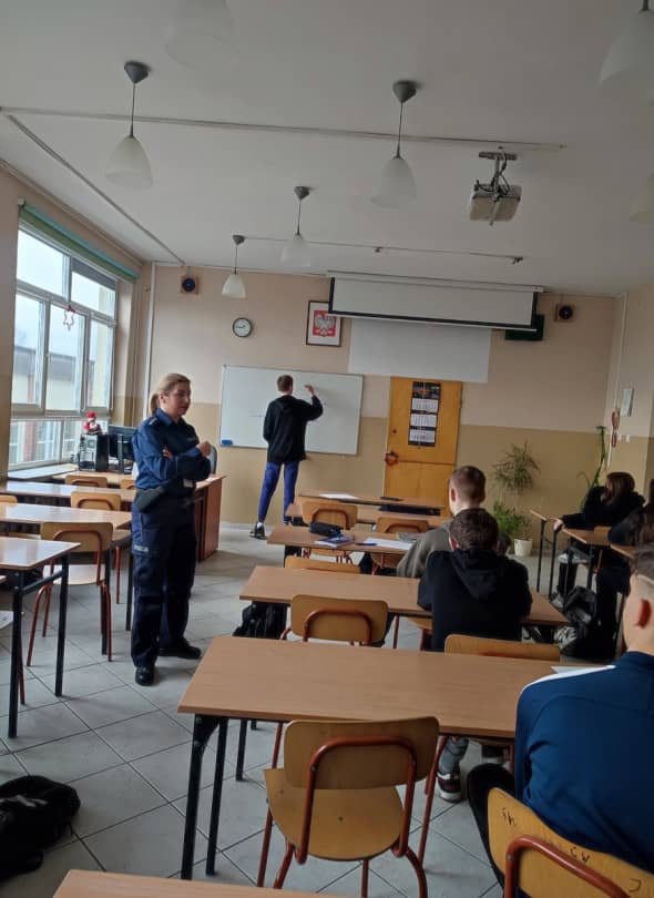 Rozmawiali o hejcie w legnickiej „Henrykówce” (źródło: KMP Legnica)