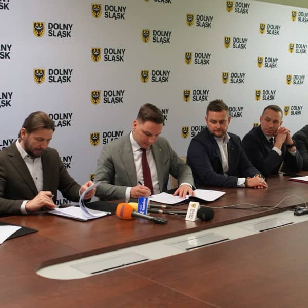 Kolej wraca na południe regionu. Podpisano umowy na linie 310 i 319 (mat. prasowe)