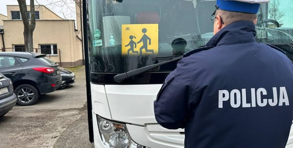 Autobusy na ferie pod kontrolą policji (źródło: KMP Legnica)