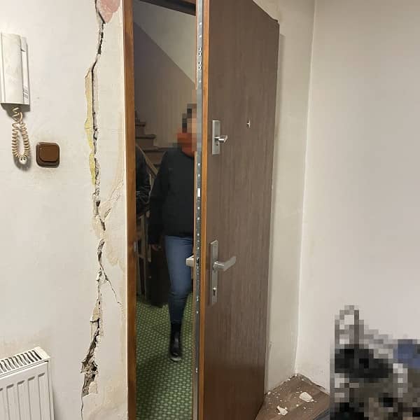 Nie otworzył drzwi, weszli siłowo i go zatrzymali (źrródło: KMP Legnica)