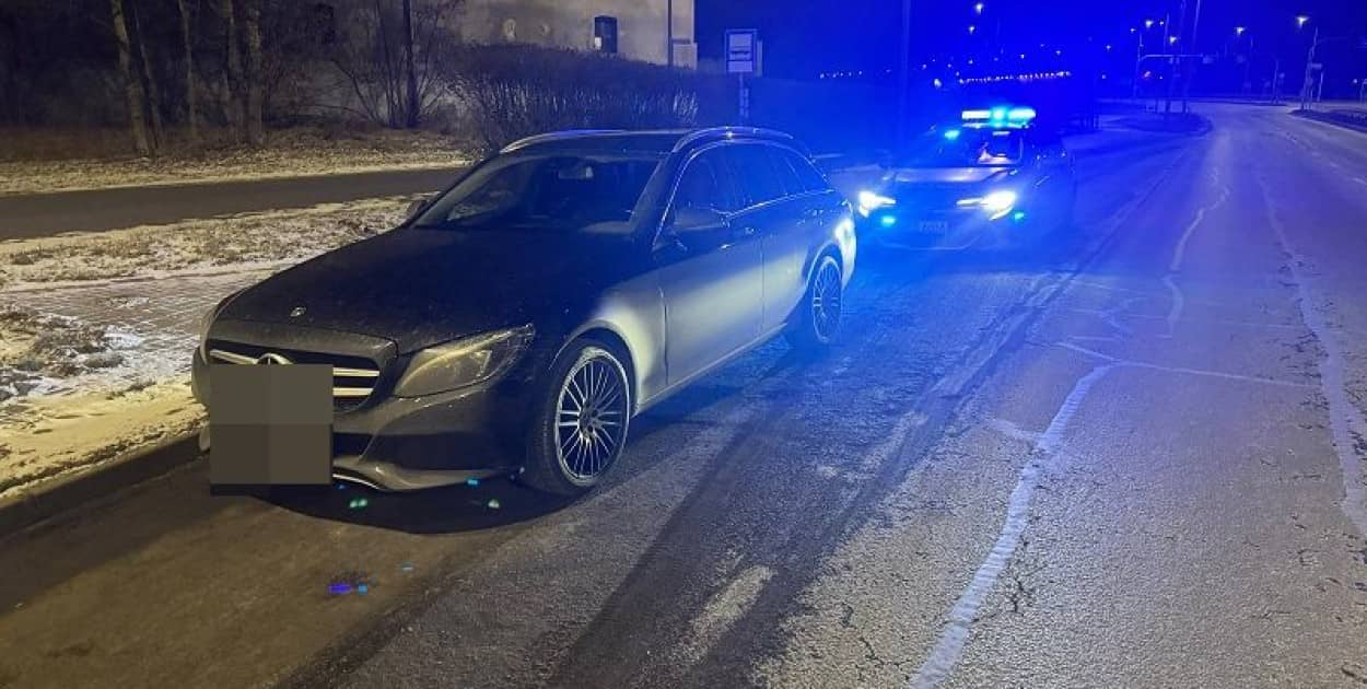 Jechał z otwartym bagażnikiem, a badanie wykazało blisko 2 promile  (źródło: KMP Legnica)