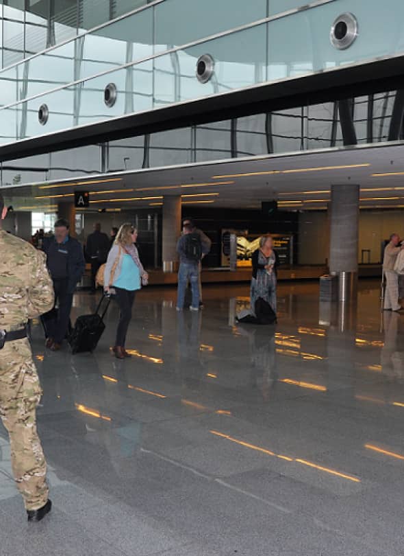 „Zażartował” o bombie przy odprawie. Zamiast do Hiszpanii trafił za kraty (mat. prasowe)