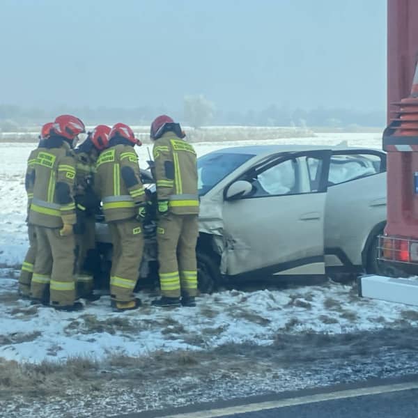 Wjechała w tył auta, skończyła w polu (Marcin Woźniak)