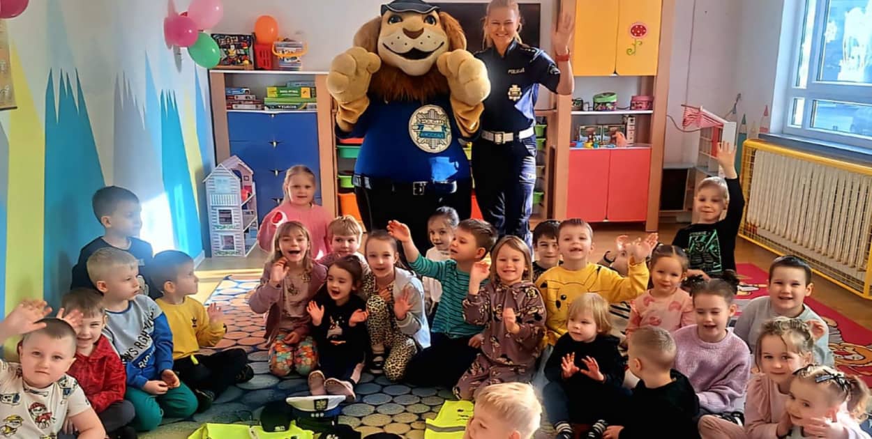 Policjantka w „Miedzianym Krasnalku” (źródło: KMP Legnica)