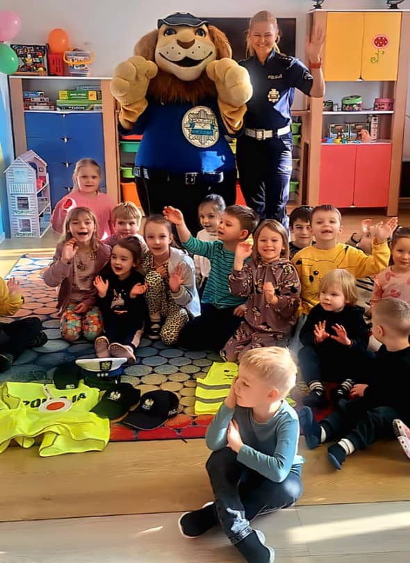 Policjantka w „Miedzianym Krasnalku” (źródło: KMP Legnica)