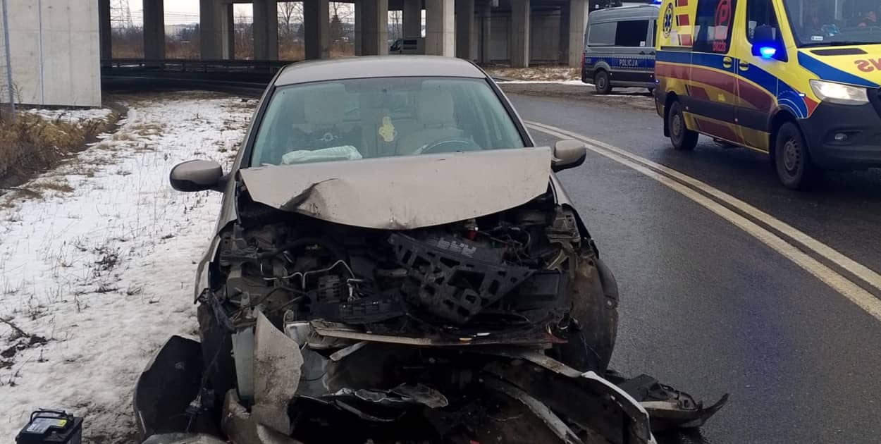 Zderzenie renault z citroenem na ul. Bobrowej (Wojciech Obremski lca.pl)