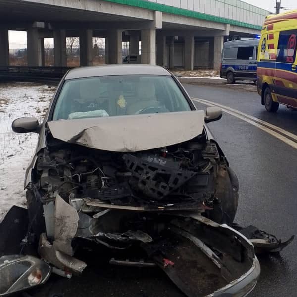 Zderzenie renault z citroenem na ul. Bobrowej (Wojciech Obremski lca.pl)