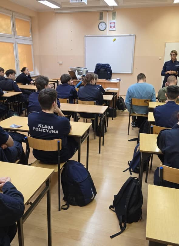 Dowiedzieli się jak wygląda rekrutacja do policji (źródło: KMP Legnica)