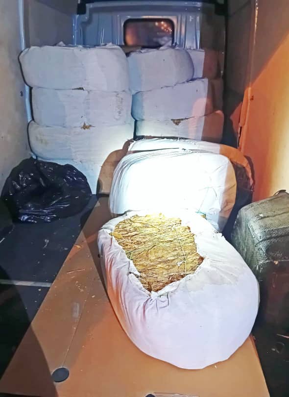 26-latek bez dokumentów i 590 kg tytoniu w busie (mat. prasowe)