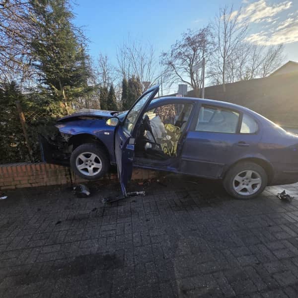 Szaleńczy rajd 23-latka skończył się na ogrodzeniu (źródło:KMP Legnica)