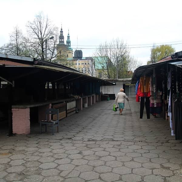 Targowisko przy ulicy Partyzantów (Wojciech Obremski lca.pl)