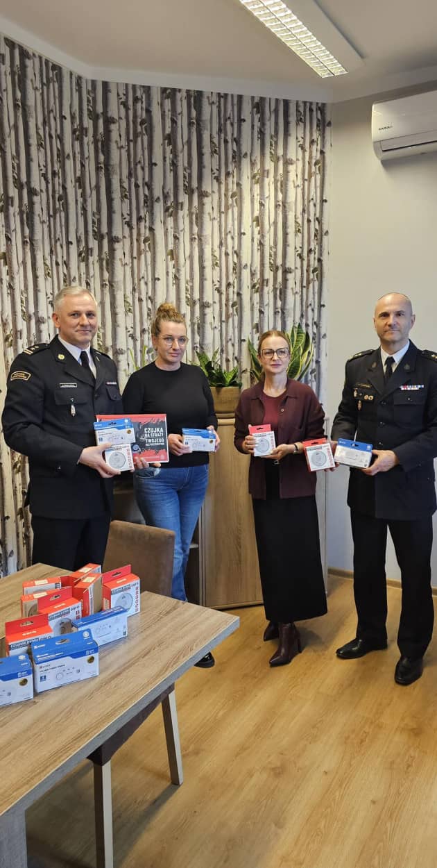 Strażacy przekazali czujniki dymu i czadu (PSP Legnica)