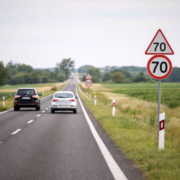 Od 3 marca prawo jazdy można stracić także poza miastem (obraz wygenerowany przez AI)