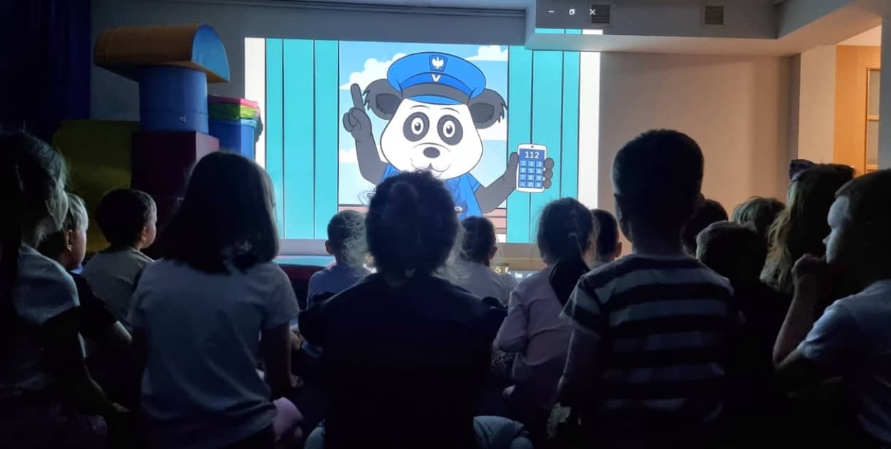 Policjantka uczyła dzieci zasad ruchu drogowego (źródło: KMP Legnica))