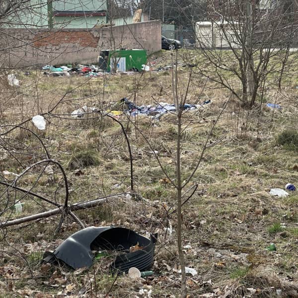 Czytelnik pokazuje śmieci przy Leszczyńskiej (alert24)