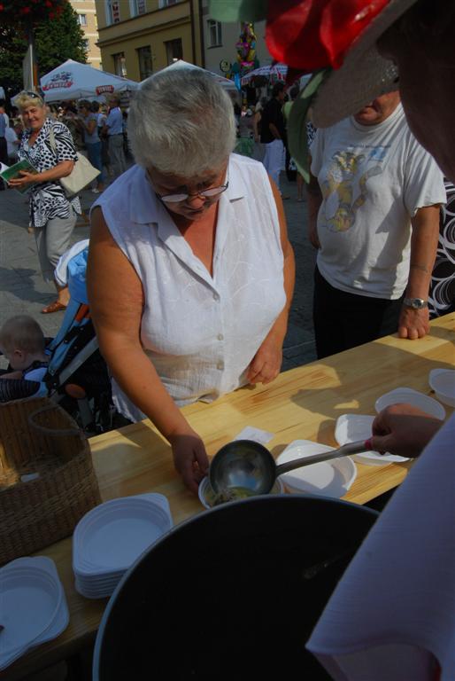 Rozdali 300 litrów zupy