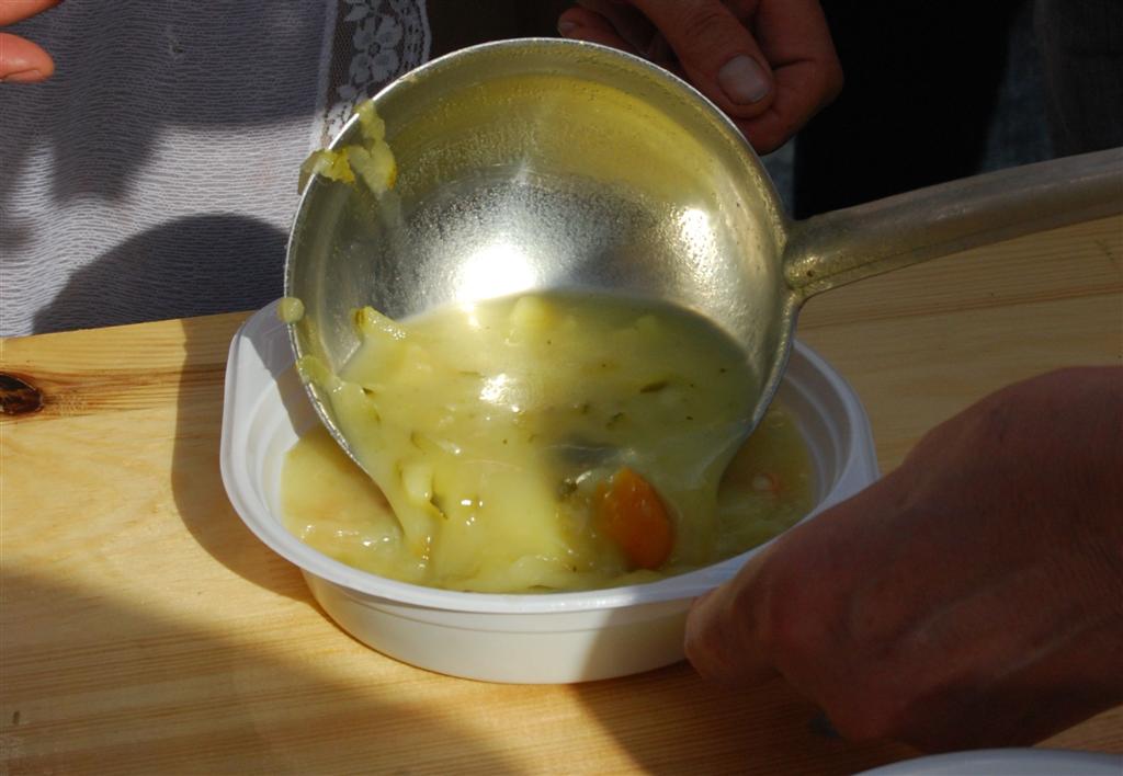 Rozdali 300 litrów zupy